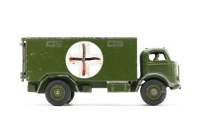 Krankenwagen | Kavasaki | Unbekannt | Grün | Scheinwerfer defekt | 1960 | Dinky Toys | Felix Traber